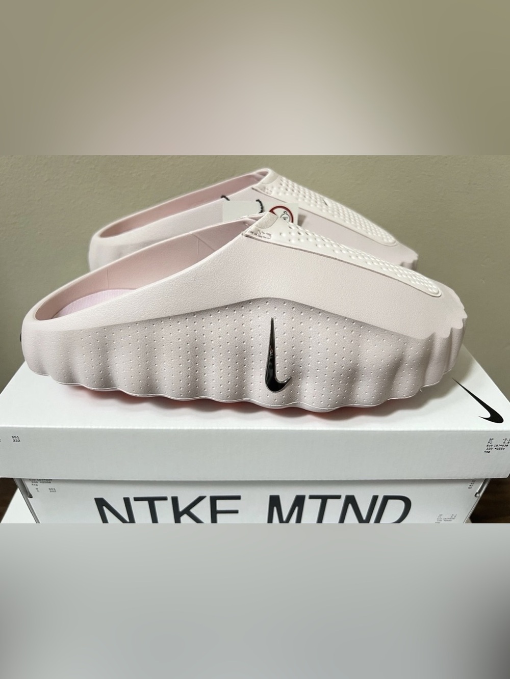 Nike Women's pearl minds- size 6.5